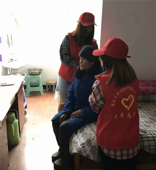 校团委学生会举办“向春天报到”走进双何口敬老院活动
