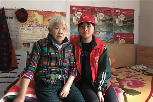 校团委学生会举办“向春天报到”走进双何口敬老院活动