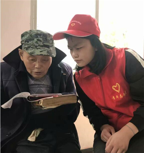 校团委学生会举办“向春天报到”走进双何口敬老院活动