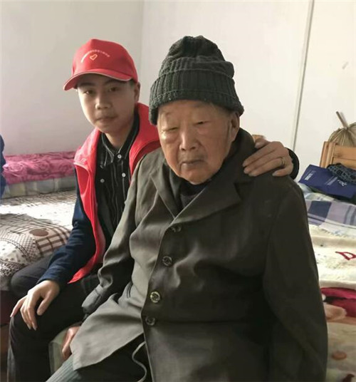 校团委学生会举办“向春天报到”走进双何口敬老院活动