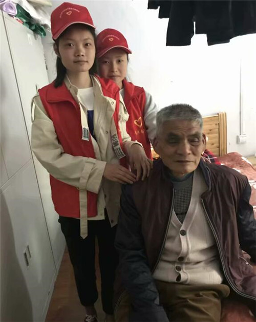 校团委学生会举办“向春天报到”走进双何口敬老院活动
