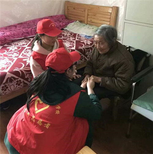 校团委学生会举办“向春天报到”走进双何口敬老院活动