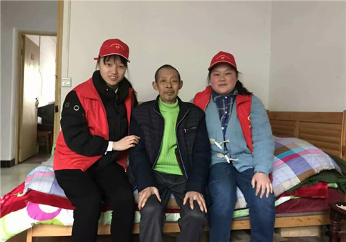 校团委学生会举办“向春天报到”走进双何口敬老院活动
