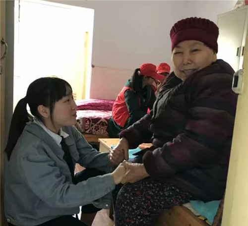 校团委学生会举办“向春天报到”走进双何口敬老院活动