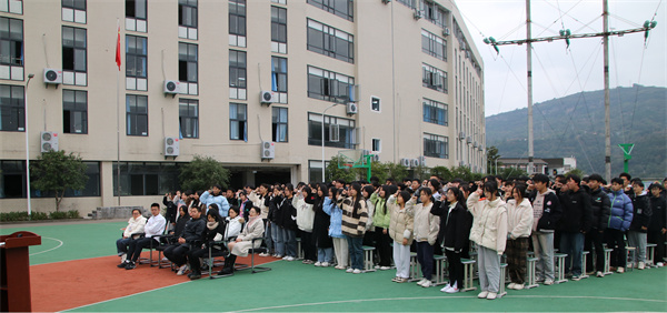 奋斗趁年华，为梦想而战 ——高2021级高考百日誓师大会