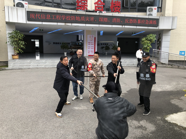 加强反恐防暴演练 促进校园安全稳定