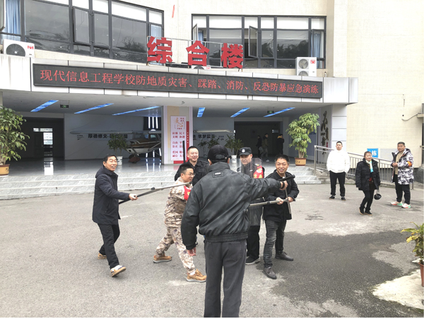 加强反恐防暴演练 促进校园安全稳定