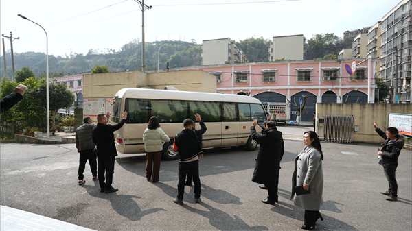 市教委蒋副主任调研