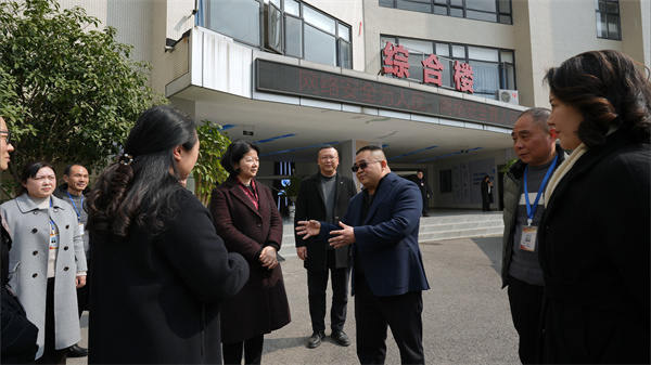 市教委蒋副主任调研