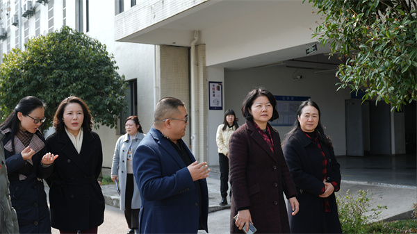 市教委蒋副主任调研