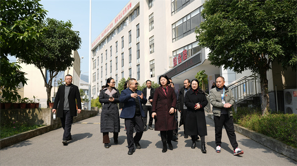 市教委蒋副主任调研