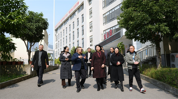 市教委蒋副主任调研