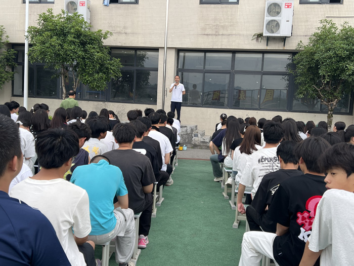 我校开展安全违禁物品清查收缴活动