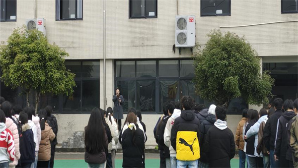 策马扬鞭赴考场,逐梦青春绽芳华——我校2023级学生高考出征仪式