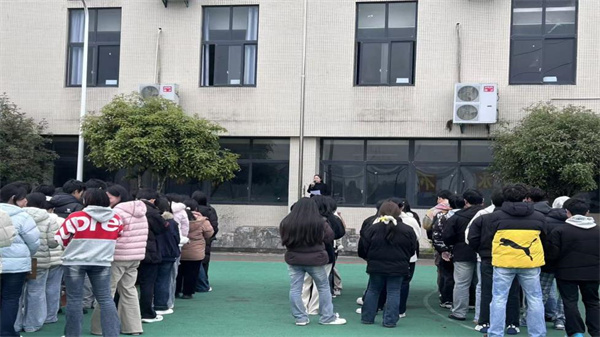 策马扬鞭赴考场,逐梦青春绽芳华——我校2023级学生高考出征仪式