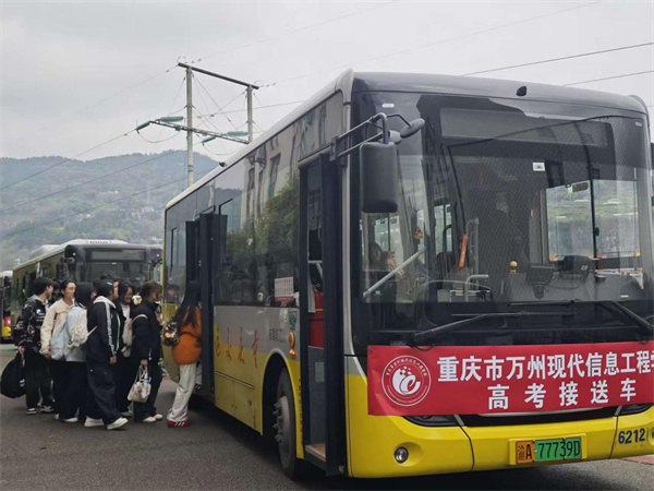 策马扬鞭赴考场,逐梦青春绽芳华——我校2023级学生高考出征仪式