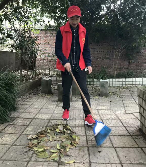 校团委学生会举办“向春天报到”走进双何口敬老院活动